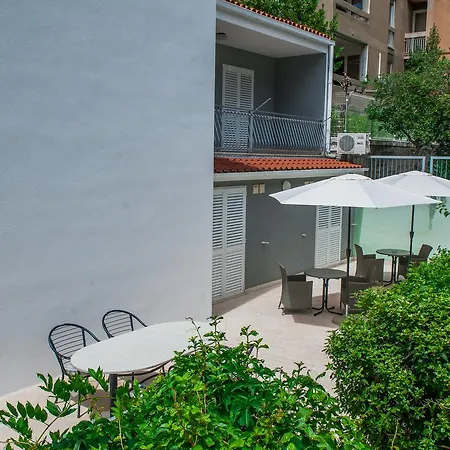 Apartmans And Madunic I Guest house